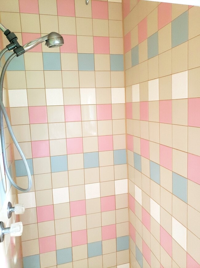 Building Photo - Quite house in quiet neighborhood. Corner Lot. Heat included.