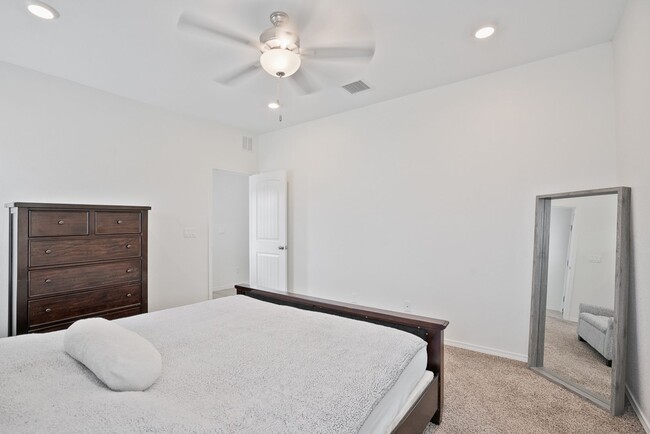 Building Photo - Stunning 3 bedroom, 3 bathroom home locate...