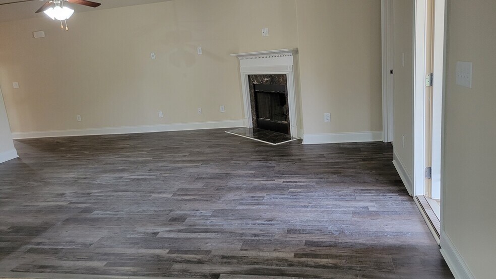 Building Photo - 1013 River Crest Trl