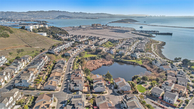 Building Photo - 203 Seacliff Way