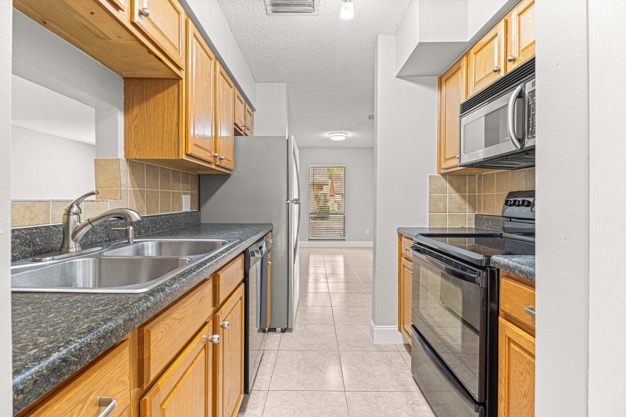 Building Photo - 810 SE 2nd St