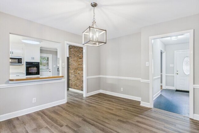 Building Photo - Large Home in Guilford Hills, Hardwood Flo...