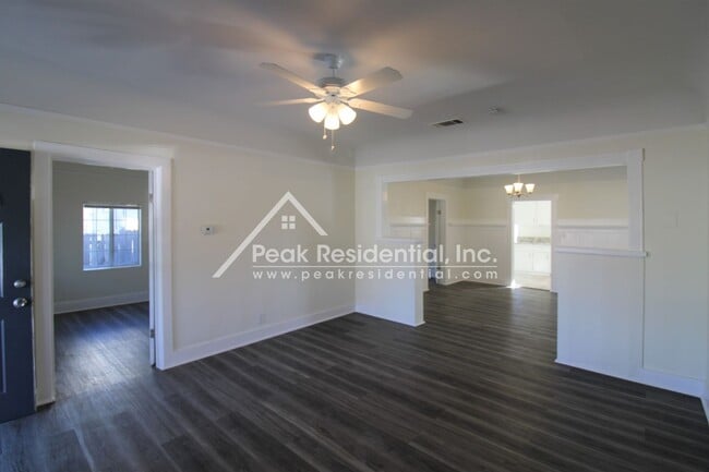 Building Photo - 1042 Las Palmas Ave