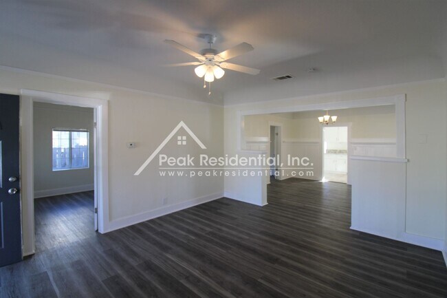 Building Photo - Updated 3bd/2ba North Sacramento House With Large Fenced Yard- Must See!