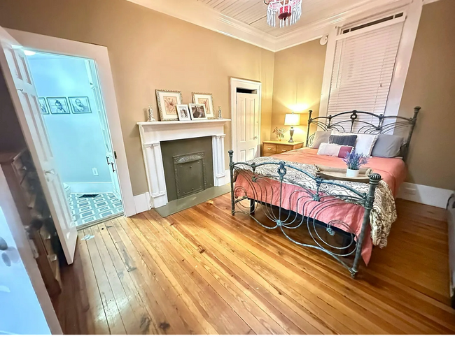 Building Photo - **Charming Small-Town Home Near Clark's Hi...