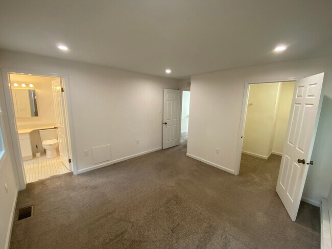 Building Photo - WOW!! BRIGHT AND SPACIOUS WATERTOWN UNIT W CENTRAL AIR, WASHER/DRYER