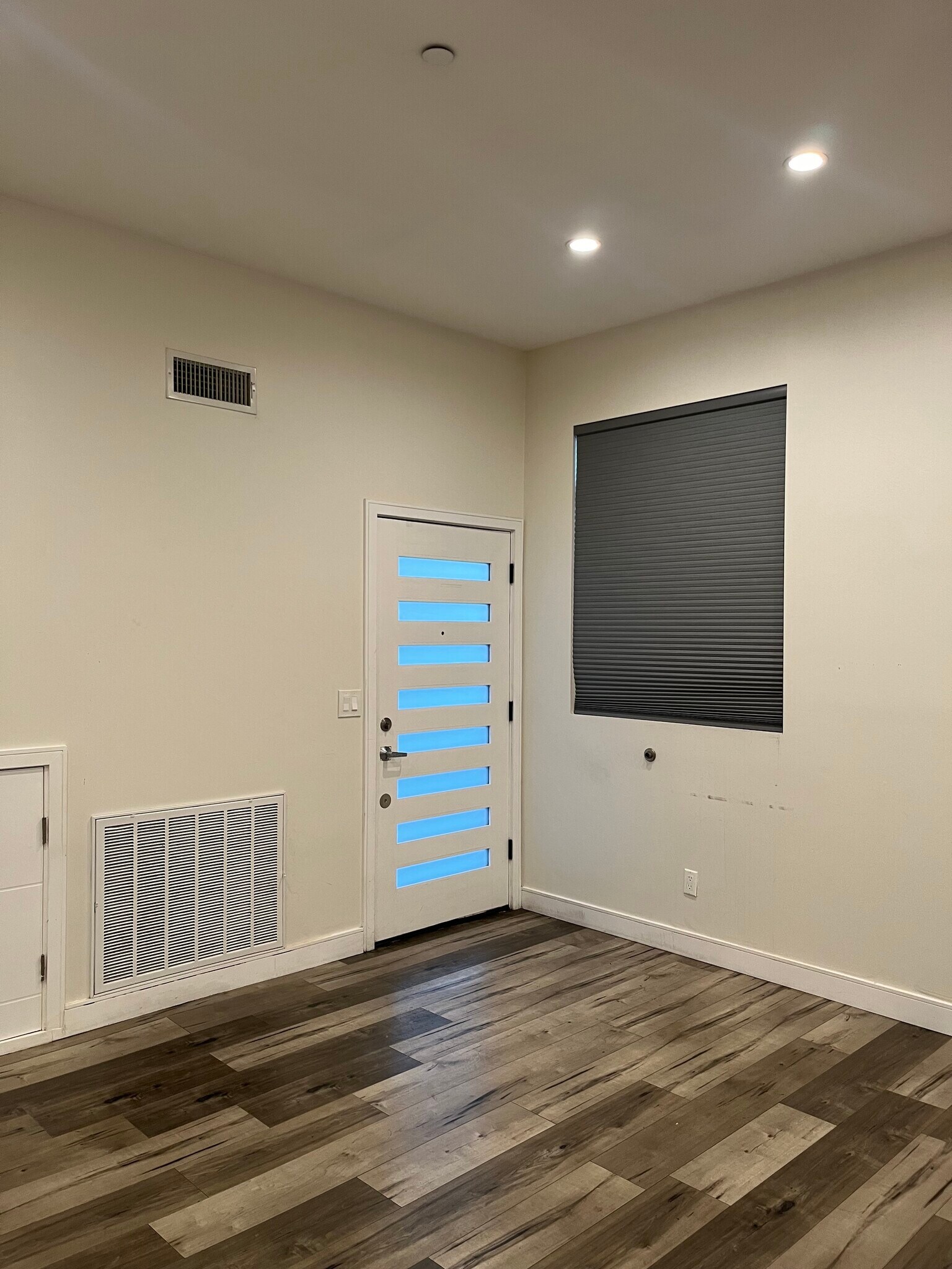 Building Photo - 3955 S Budlong Ave