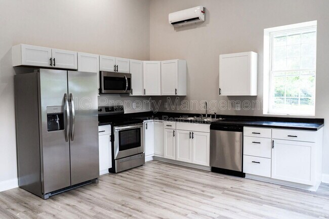 Building Photo - 2242 Price Ave