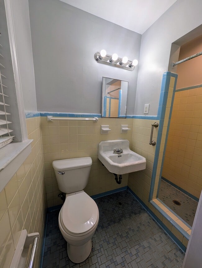 Building Photo - 2114 High Rd