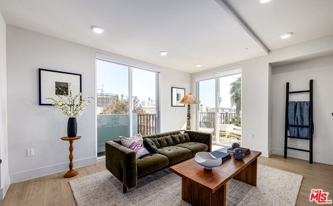 Building Photo - 707 S Berendo St