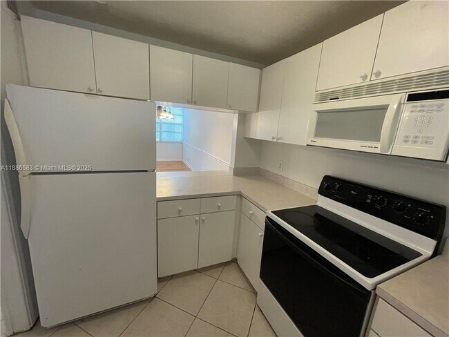Building Photo - 9400 Live Oak Pl