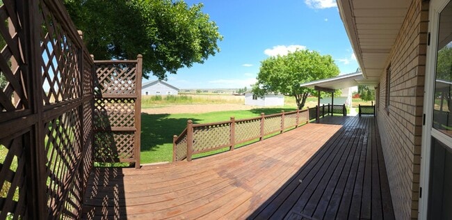 Building Photo - 3 bed, 3 bath Home in Sunnydell area Rexburg