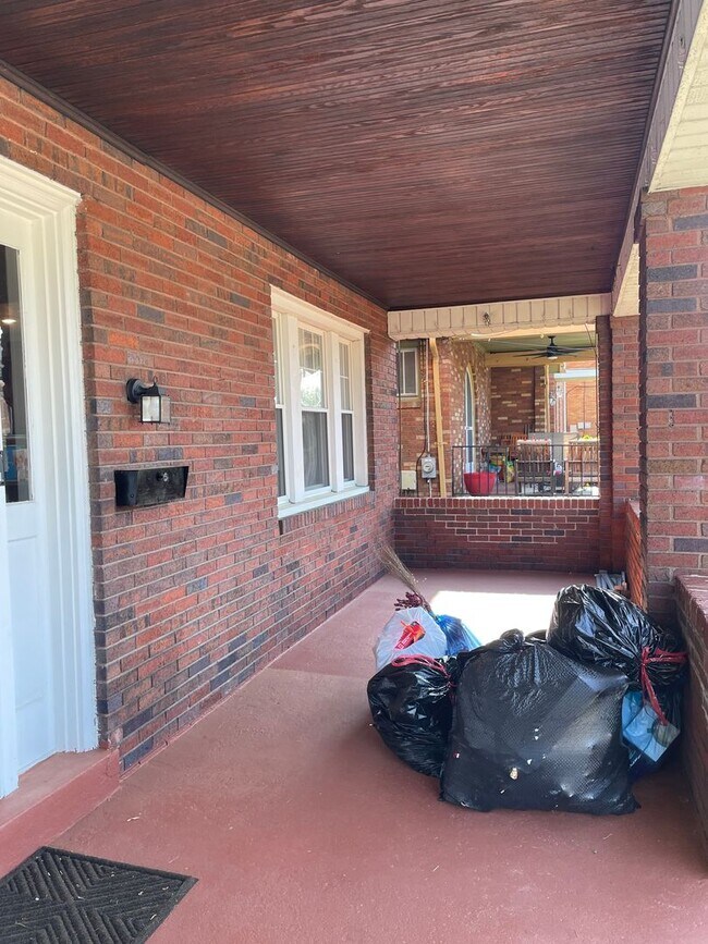 Building Photo - Spacious 3 Bedroom/2 Bathroom Home on Quie...