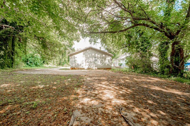 Building Photo - REDUCED! - NOW OFFERING FIRST FULL MONTH F...