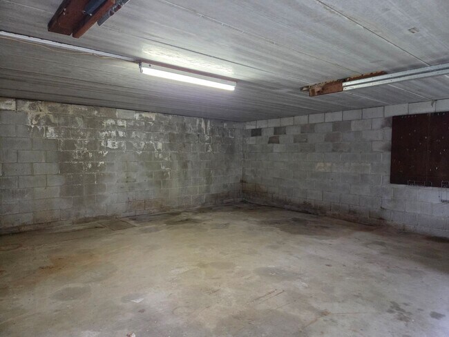 Building Photo - 6015 Aspen Rd