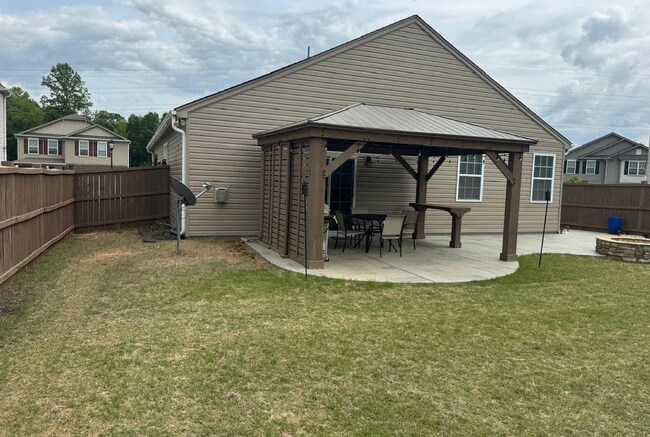 Building Photo - Bright and Spacious 3/2 Available Now!