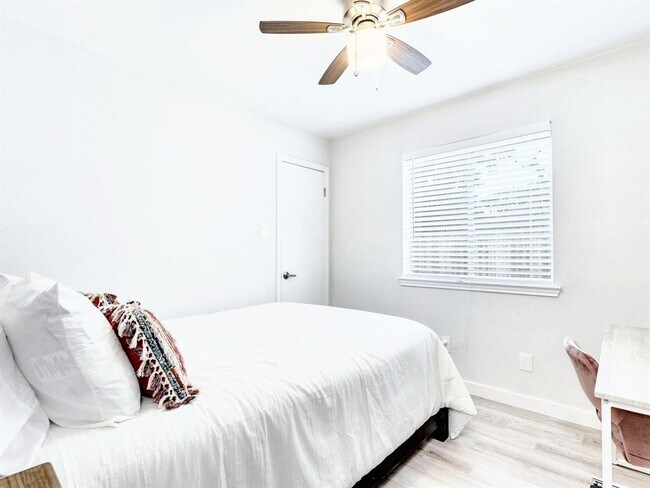 Building Photo - 14205 Vandever St