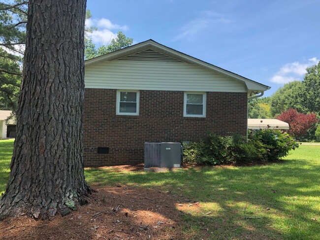 Building Photo - 3 Bedroom 1,5 Bathroom Chester SC  No Wate...