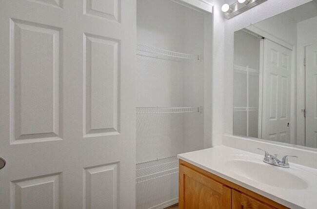 Building Photo - Charming 3bd, 2ba townhome in Bagley Downs...