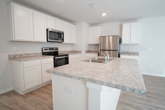 Building Photo - Modern 3BD/2BA in Ashland Manor – Open Lay...