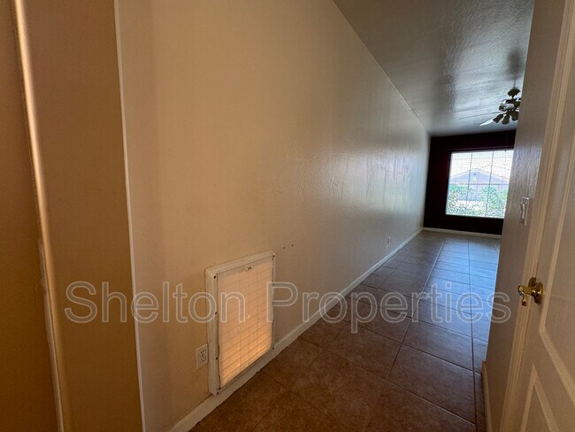 Building Photo - 1313 W Straford Ave