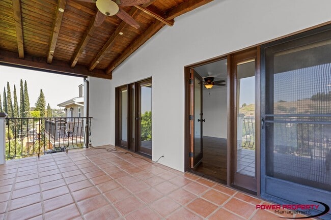 Building Photo - Spacious 5-Bedroom Home with Modern Amenit...