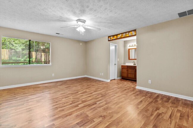 Building Photo - 625 Oxford Hall Dr SW