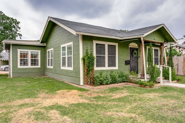 Building Photo - 1004 Edison Dr