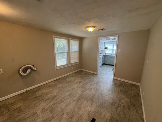 Building Photo - Charming Bungalow with space to move