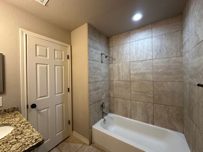 Building Photo - Town home for rent