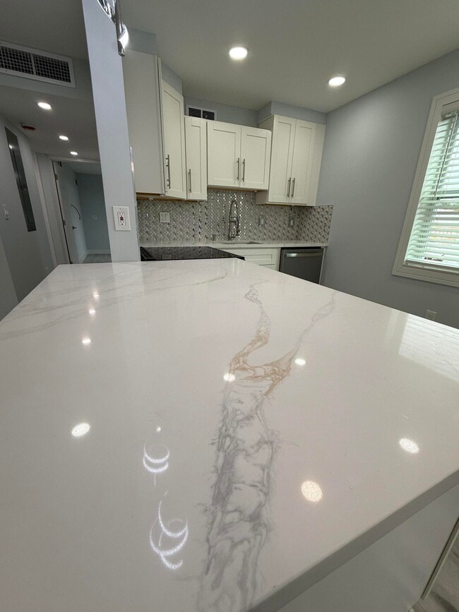 Building Photo - 216 Normandy Ln