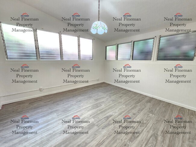 Building Photo - 4 BED, 1 BATH APARTMENT, TANDEM PARKING Electric Water included.