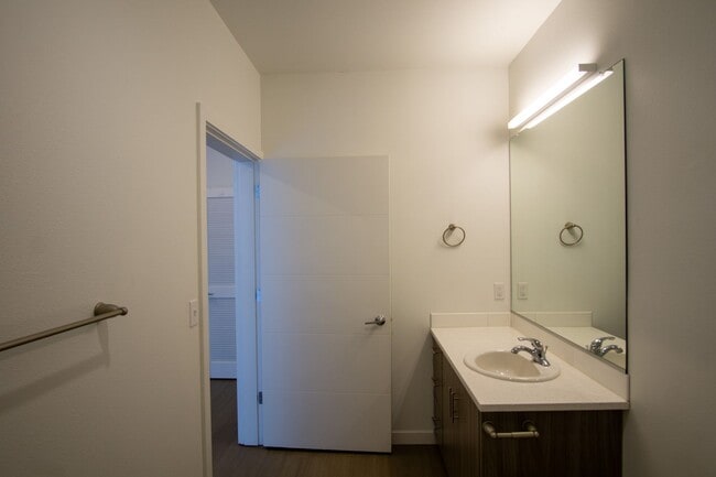 Building Photo - Light & Bright Top-Floor Studio w/Modern Amenities Ready Mid-April!