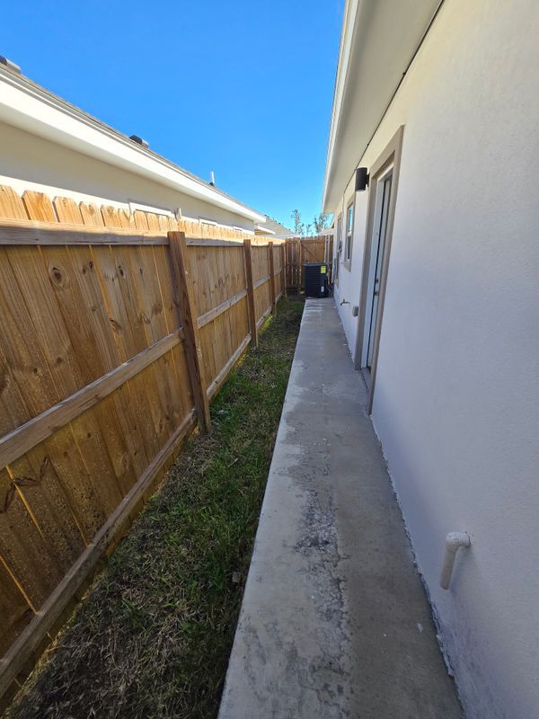 Building Photo - 1018 N Woodson Ave