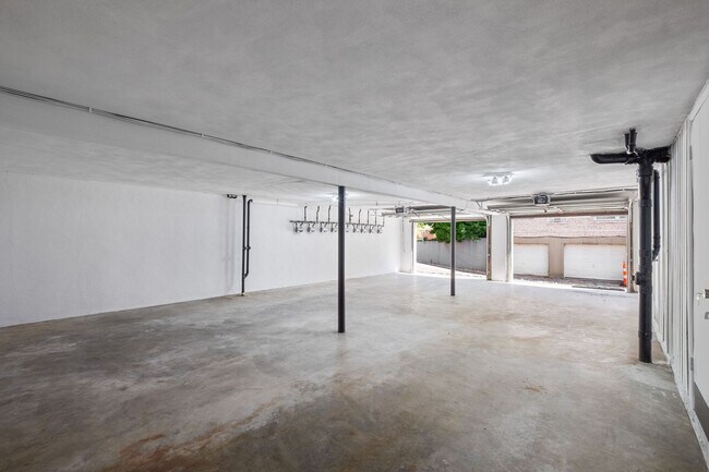 Building Photo - 621 Highland Park Dr