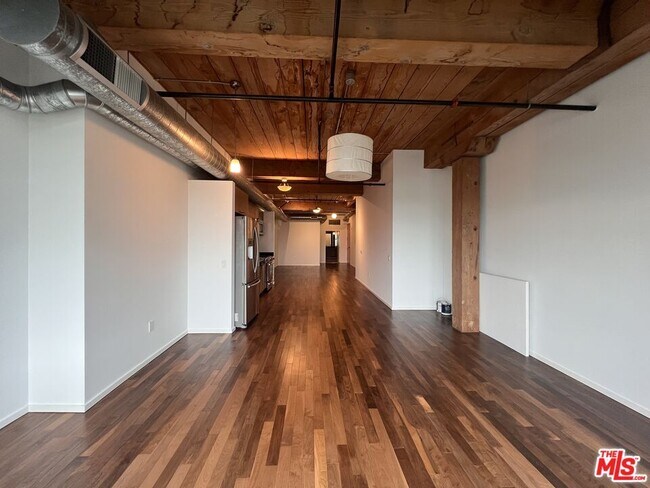 Building Photo - 530 S Hewitt St