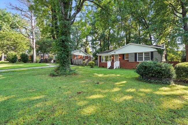 Building Photo - Charming Brick Ranch in Popular Oakhurst