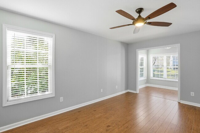 Building Photo - Bright and Airy Three Bedroom Home in Lake...