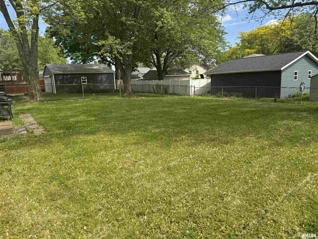 Building Photo - 1841 Valley Dr