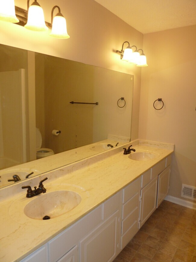 Building Photo - 3 Bed / 2.5 Bath with 2300 Square Feet!! A...