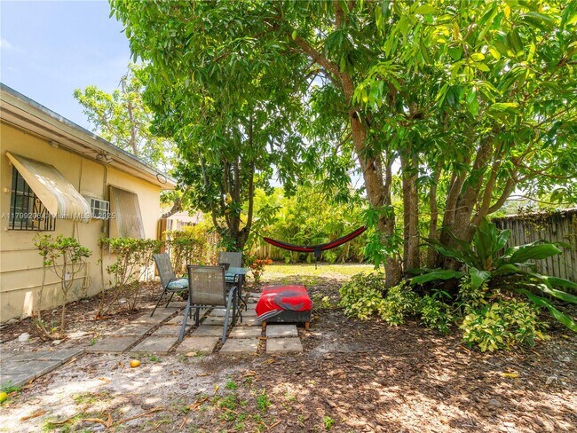 Building Photo - 6320 SW 58th Pl