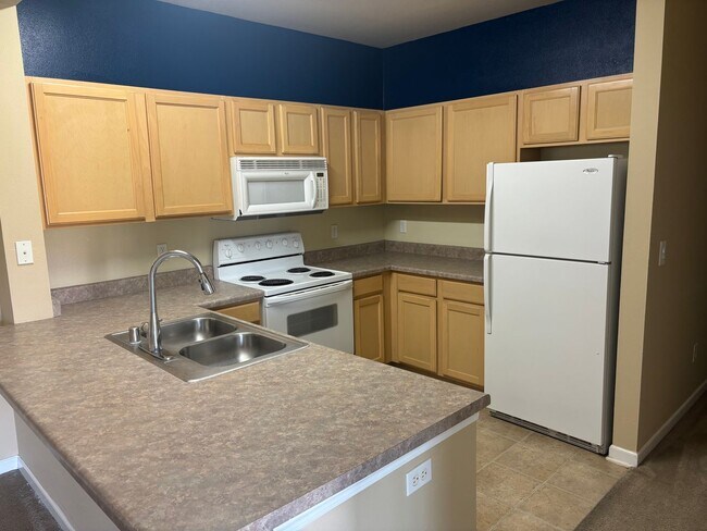 Building Photo - 4 bed/4 bath condo located minutes from UNR