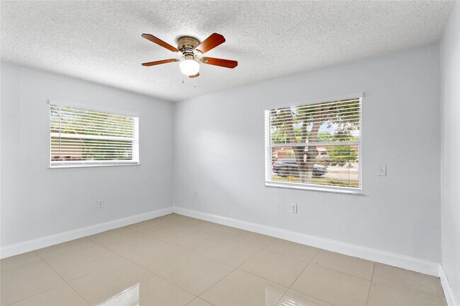 Building Photo - 842 SW 68th Ave