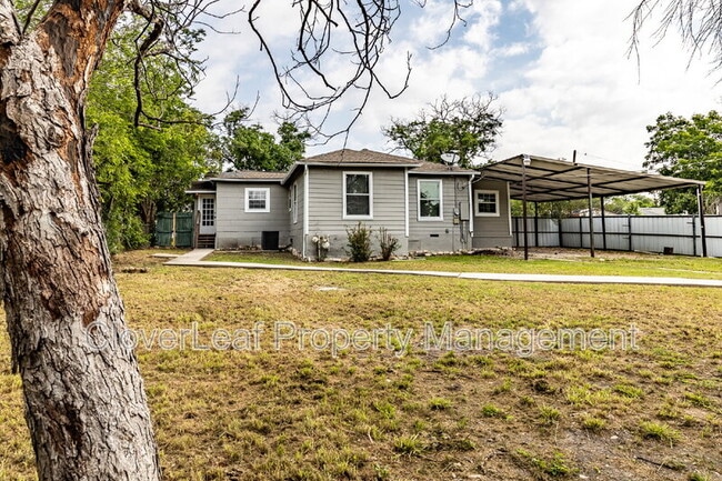 Building Photo - 402 W Wildwood Dr