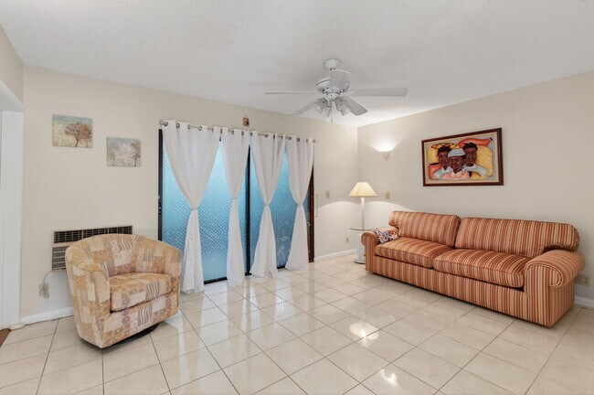 Building Photo - 2925 Riviera Dr