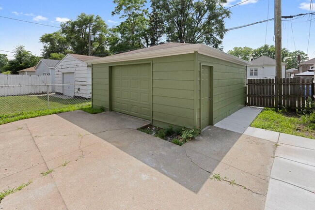 Building Photo - 8422 S Yates Blvd