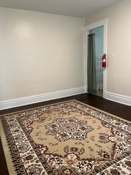 Primary Photo - 992 Linton St