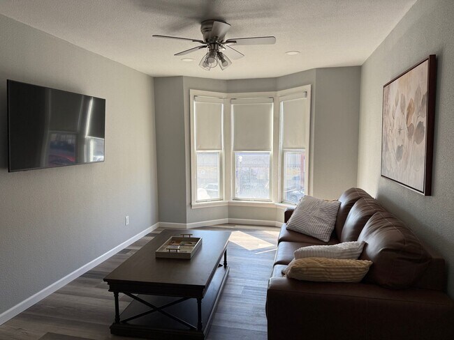 Building Photo - Newly renovated fully furnished 1 bedroom apartment on the Square