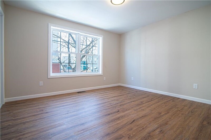 Building Photo - 84 Glenham St