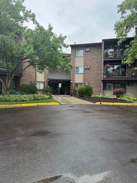 Building Photo - 3420 Golfview Dr